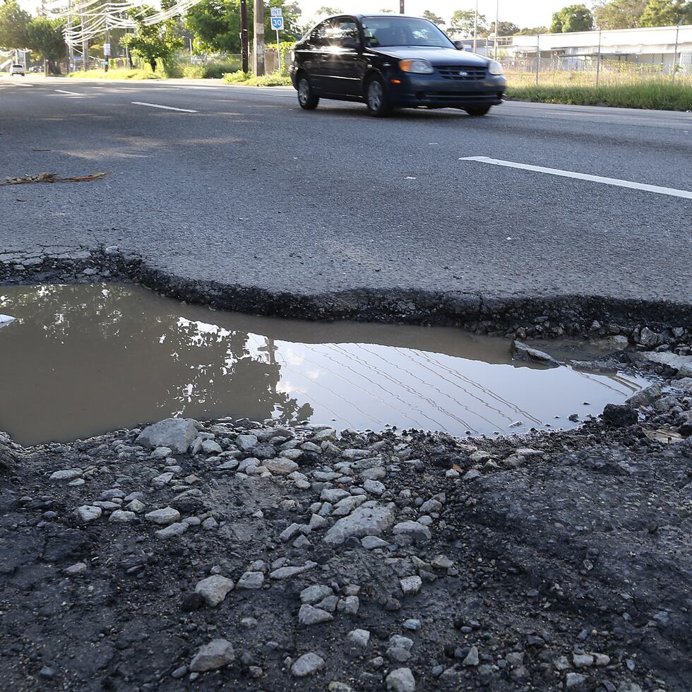 8 DE ENERO DE 2014 HUMACAO.
CARRETERAS HUMACAO
LAS PRINCIPALES VIAS ESTATALES EN HUMACAO SE ENCUENTRAN EN FRANCO ESTADO DE DETERIORO, SIN QUE LOS CONDUCTORES QUE TRANCITAN A DIARIO POR ESTAS, VEAN ALGUN PLAN CONCRETO DEL GOBIERNO PARA REPARARLAS.
EN LA FOTO HOYO EN LA CARRETERA #3 EN DIRECCION AL PUEBLO DE HUMACAO.
JOSE.REYES@GFRMEDIA.COM