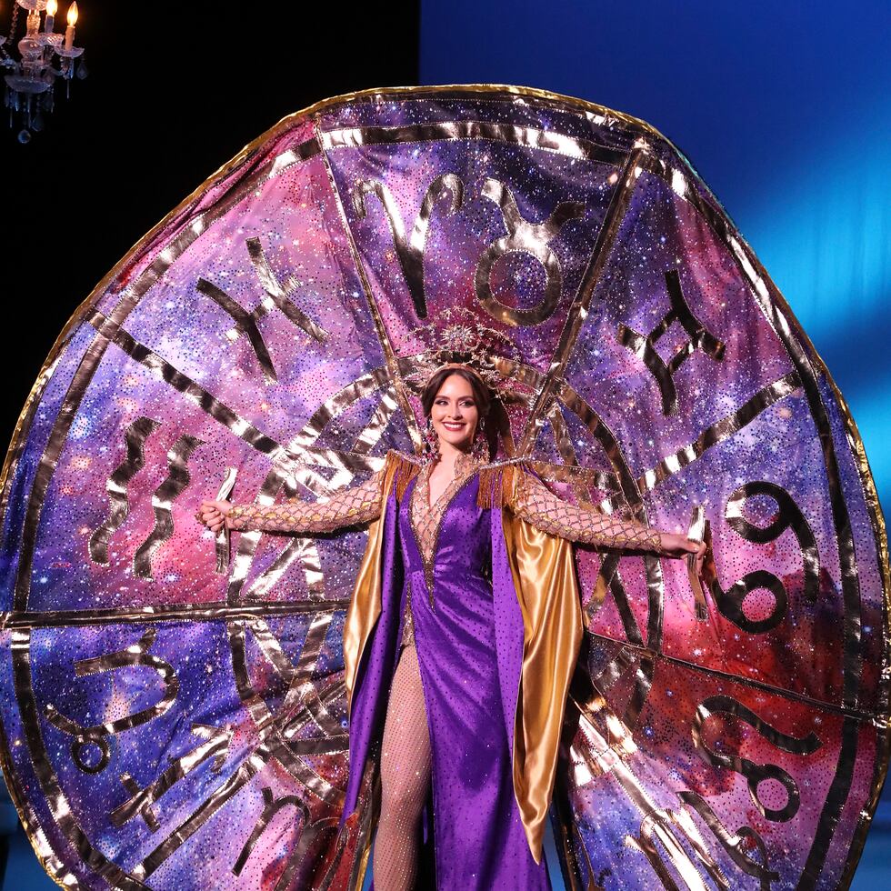 Estefanía Soto durante la presentacion de su traje típico para el Miss  Universe, el cual está inspirado en el astrólogo puertorriqueño Walter Mercado.