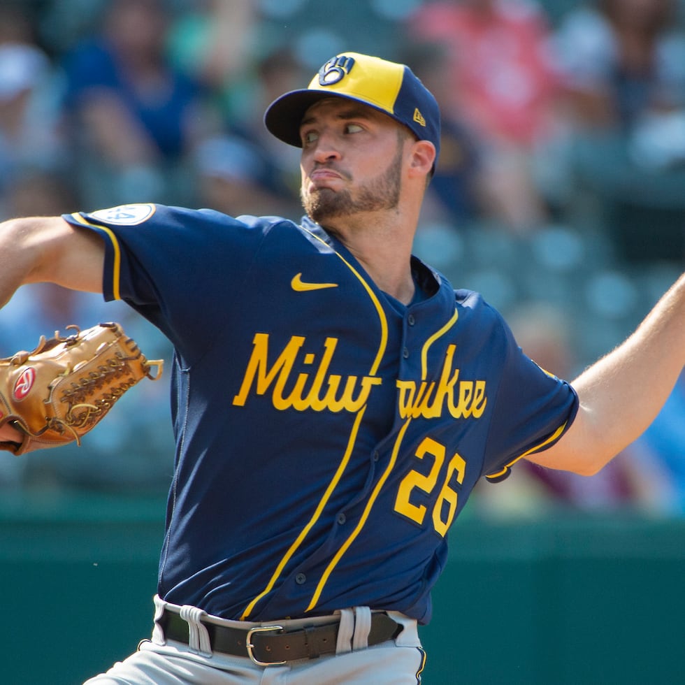 Aaron Ashby, de los Brewers de Milwaukee lanza ante los Indians de Cleveland.