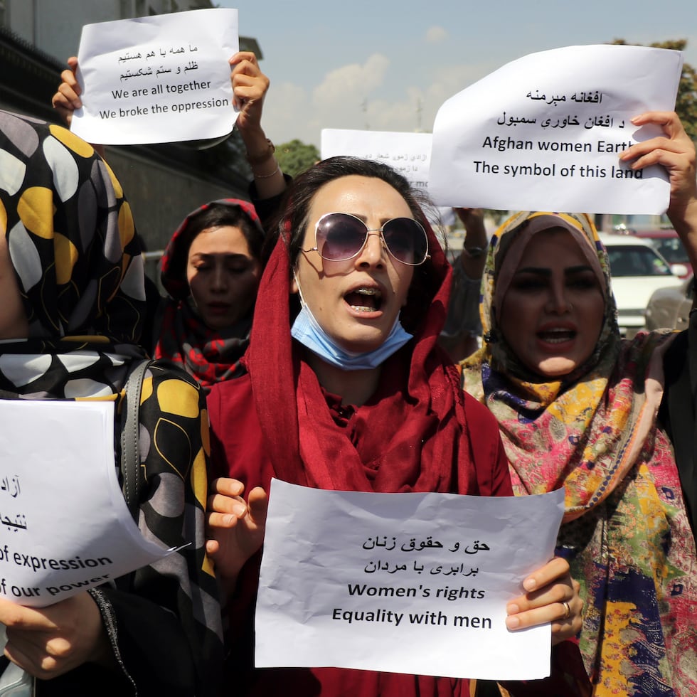 Una manifestación de mujeres exigiendo sus derechos en Kabul, Afganistán, el 3 de septiembre del 2021.  (Foto AP/Wali Sabawoon)