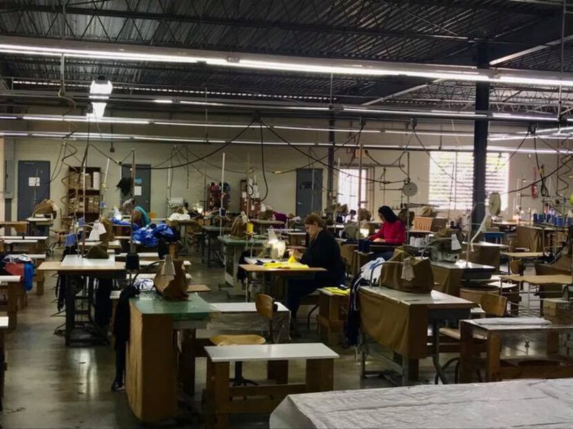 Más de cinco empresas textiles boricuas  se han sumado al esfuerzo de producir mascarillas, batas y otros equipos de protección. En la foto, la Cooperativa Industrial Creación de la Montaña, en Utuado. (archivo)