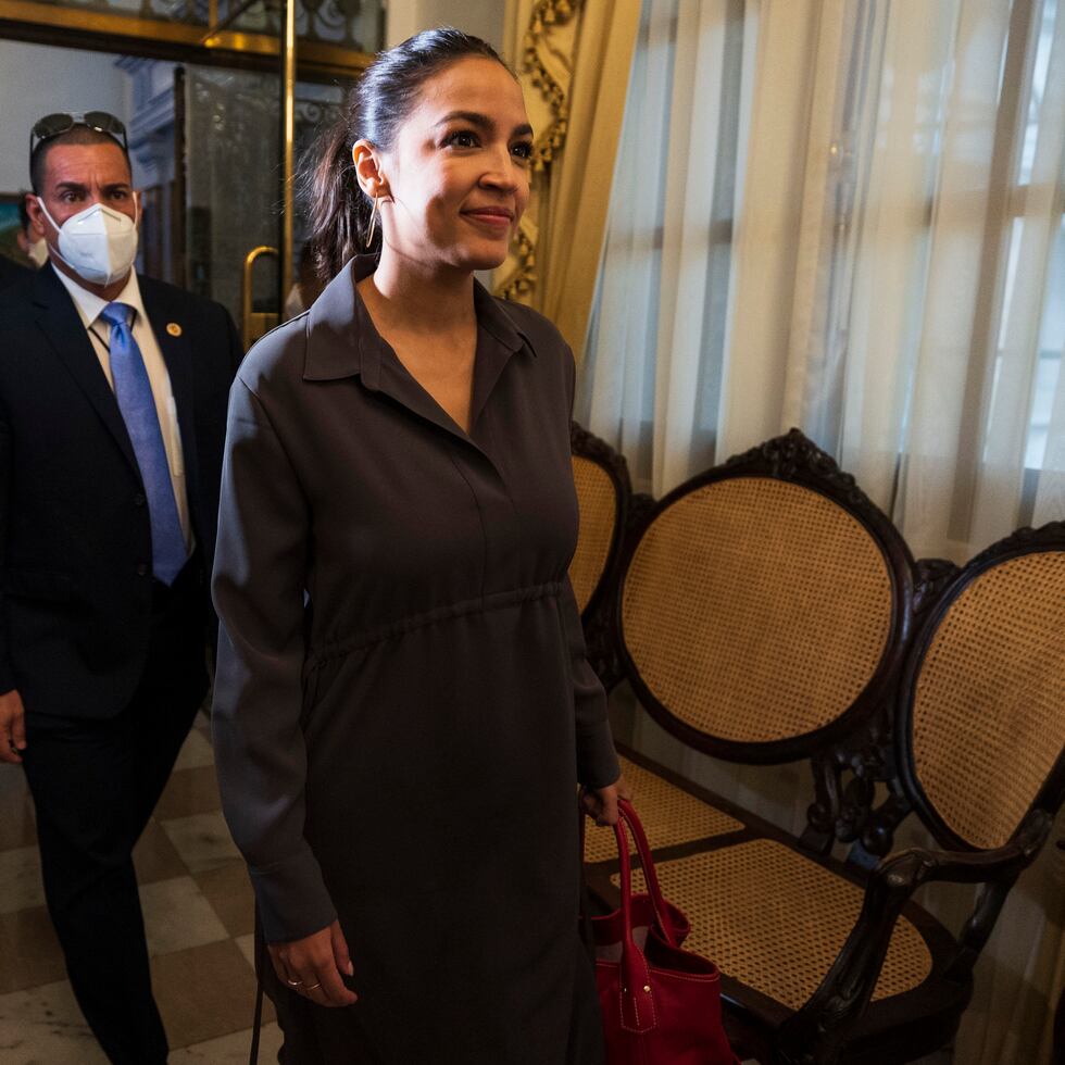 San Juan , Puerto Rico, Junio 3 , 2022 - MCD - FOTOS para ilustrar una historia sobre unas reuniones que sostuvieron los congresistas Raúl Grijalva, Nydia Velázquez, Alexandria Ocasio Cortez y la comisionada residente en Washington, Jenniffer González con los diferentes partidos políticos con relación a un borrador de legislación que han propuesto para convocar a un plebiscito sobre el futuro político de Puerto Rico. EN LA FOTO Raúl Grijalva, Velázquez y Alexandria Ocasio Cortez  a su llegada para reunirse con líderes del partido popular en la oficina del presidente del Senado.    
FOTO POR:  tonito.zayas@gfrmedia.com
Ramon " Tonito " Zayas / GFR Media