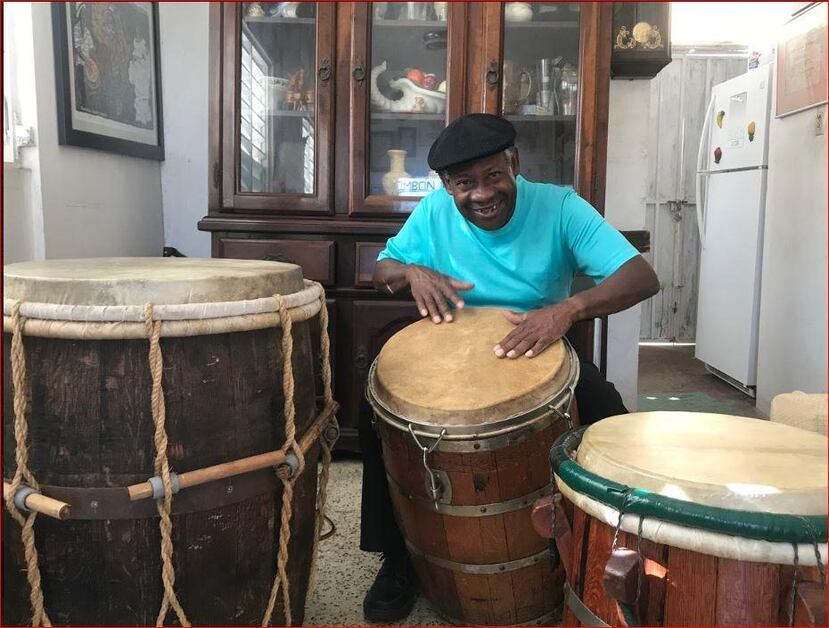 Mario Cepeda, hijo del conocido “patriarca de la bomba y la plena”, enfatizó el arduo trabajo de su padre y de su familia para enaltecer la cultura puertorriqueña. Abajo, una de las imágenes de los Cepeda que aún atesora. (Suministrada)