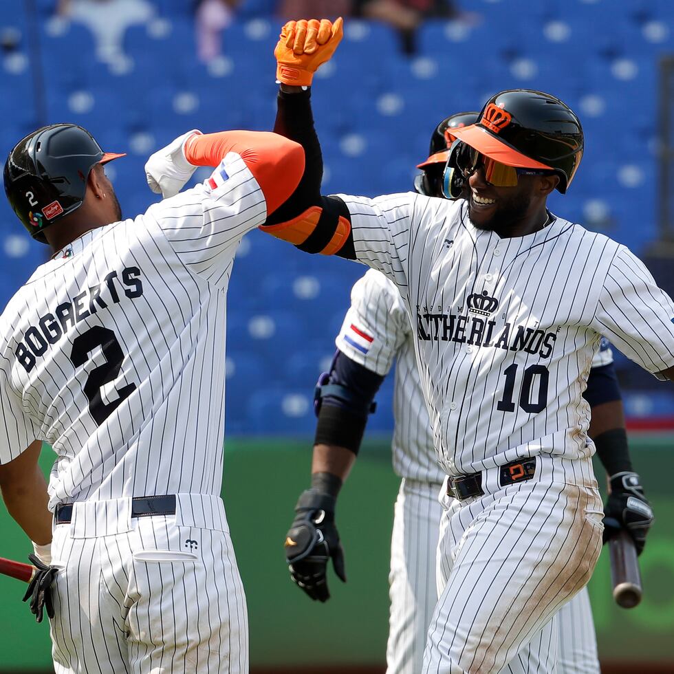 Jurickson Profar, a la derecha, celebra con Xander Bogaerts tras conectar un jonrón.