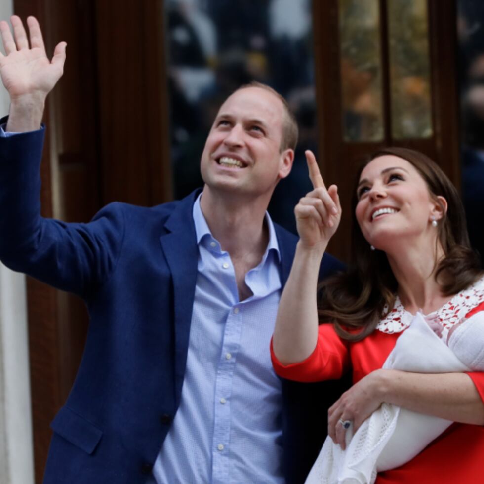 Cerca de la 1:00 p.m. (hora de Puerto Rico), Kate Middleton y el príncipe William salen del hospital St. Mary junto a su tercer hijo. (AP)