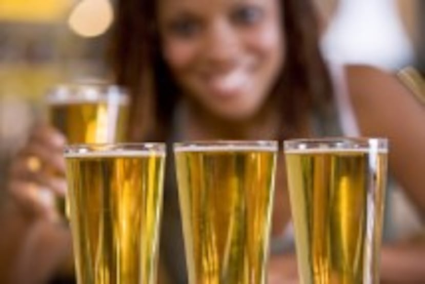 Beber en atracón es un patrón peligroso de consumo de alcohol que se define como tomar cuatro o más bebidas alcohólicas en el caso de las mujeres (o cinco o más bebidas alcohólicas para los hombres) en una ocasión.