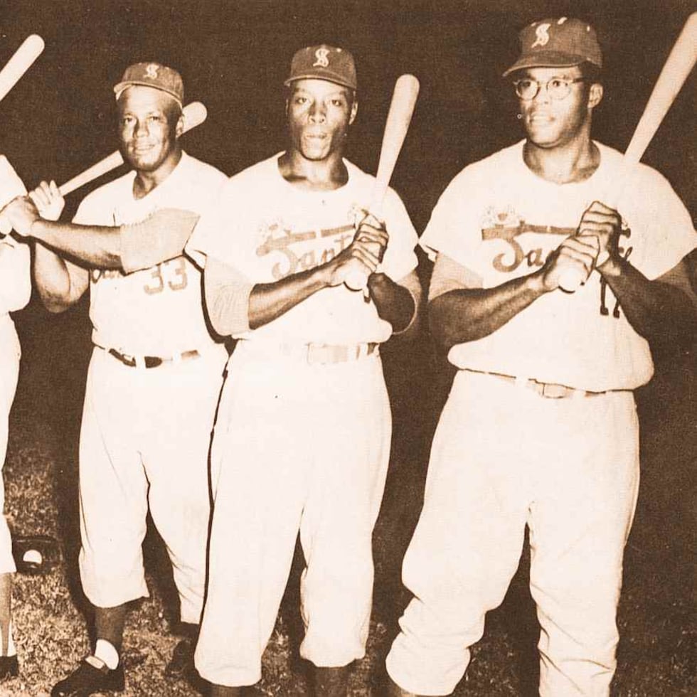 De izquierda a derecha, Willie Mays, Roberto Clemente, Buster Clarkson, Bob Thurman,  y George Crowe en el uniforme de los Cangrejeros de Santurce. 