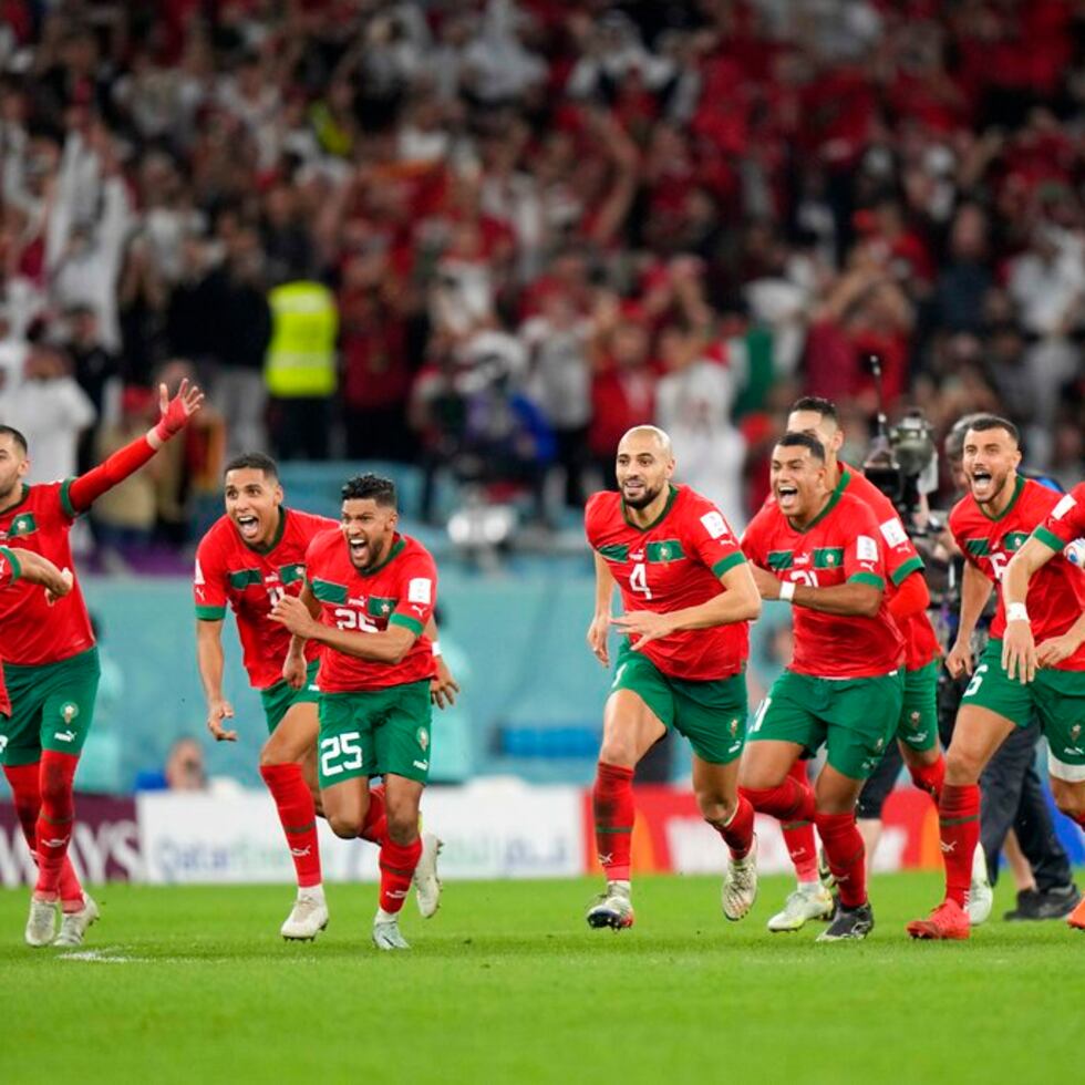 Los jugadores de Marruecos celebran la victoria ante España para adelantar a los cuartos de final por primera vez en un Mundial.