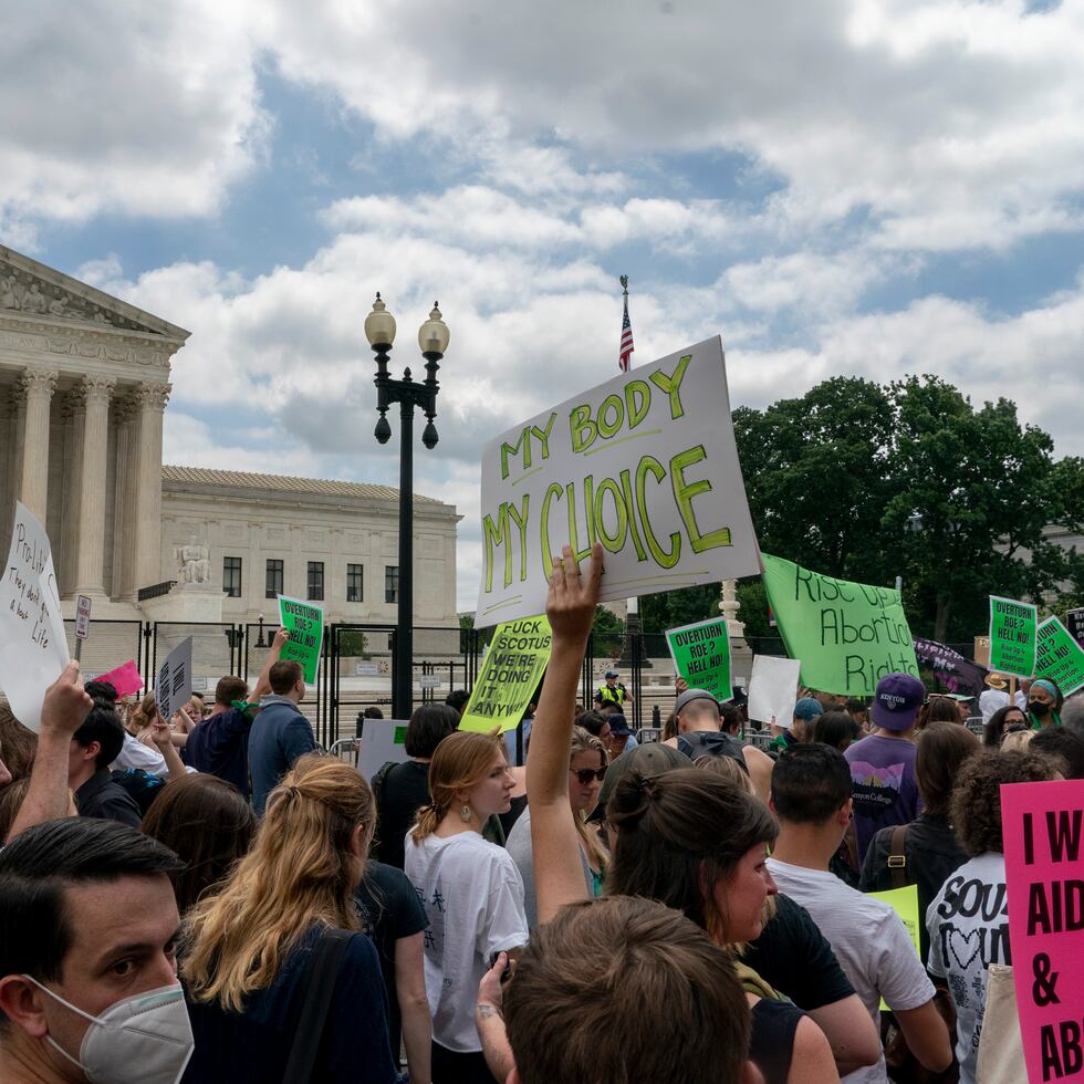 Defensores del derecho de la mujer a abortar se manifiestan frente a la sede del Tribunal Supremo de Estados Unidos tras revocación del derecho constitucional.