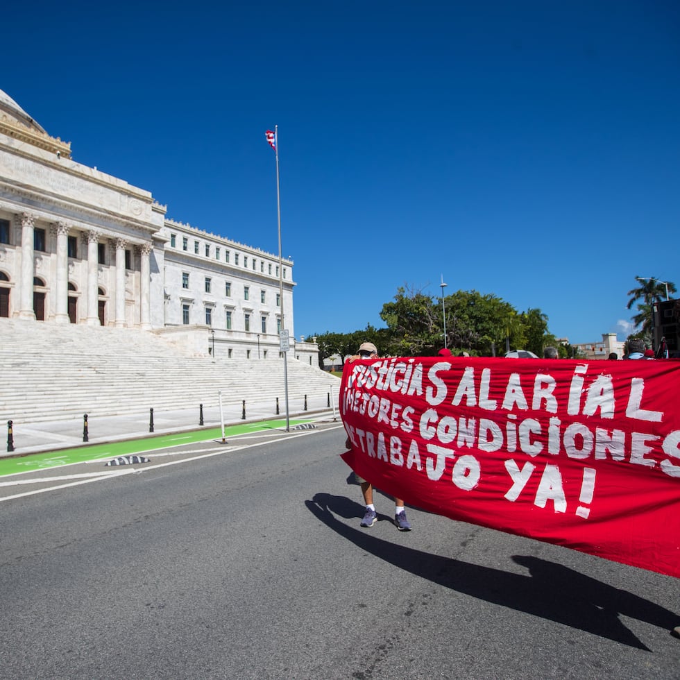 Manifestación de meseros en reclamo a un mejor salario el 14 de febrero de 2022 en el Capitolio.