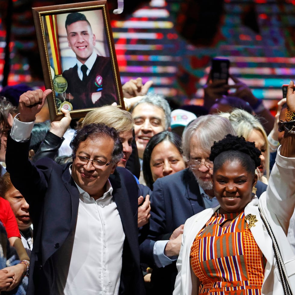 El presidente electo Gustavo Petro celebra junto a su formula a la vicepresidencia, Francia Márquez, tras obtener 11.270.944 votos, equivalentes al 50,49 %,  hoy en el Movistar Arena en Bogotá (Colombia). EFE/ Mauricio Dueñas Castaneda
