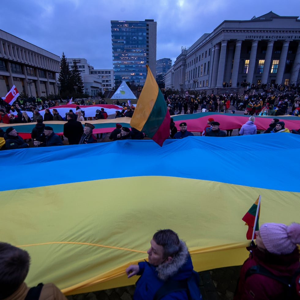 Manifestantes cargan una bandera enorme de Ucrania en Vilna, Lituania, el 24 de febrero de 2022.