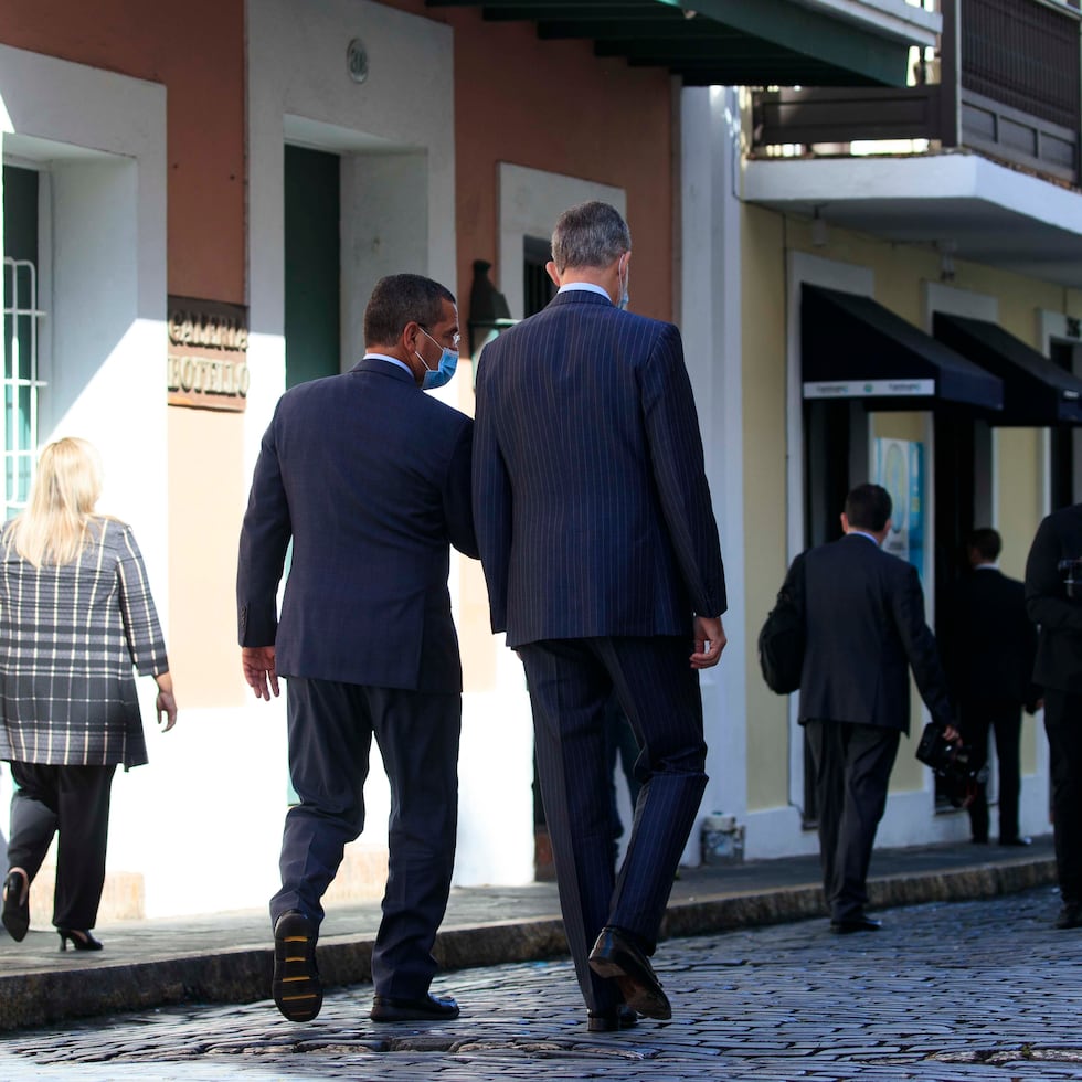 El rey de España, Felipe VI, y el gobernador Pedro Pierluisi caminan por la calle del Cristo hacia la alcaldía de San Juan.