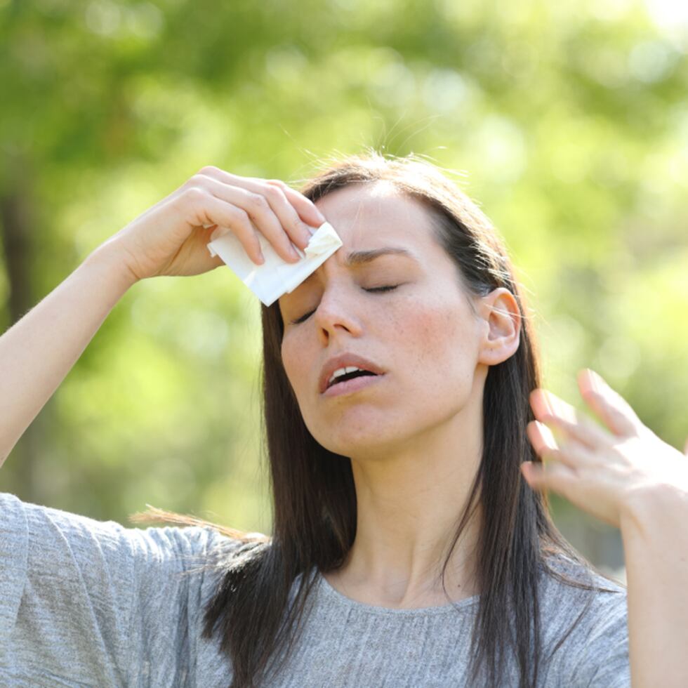 Los síntomas de un golpe de calor se producen cuando el cuerpo no puede ajustar su temperatura interna a la del ambiente externo.