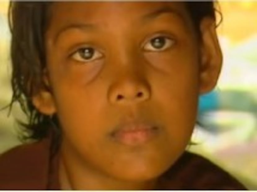 El tsunami del 2004 le arrebató los padres a la niña. (Captura)