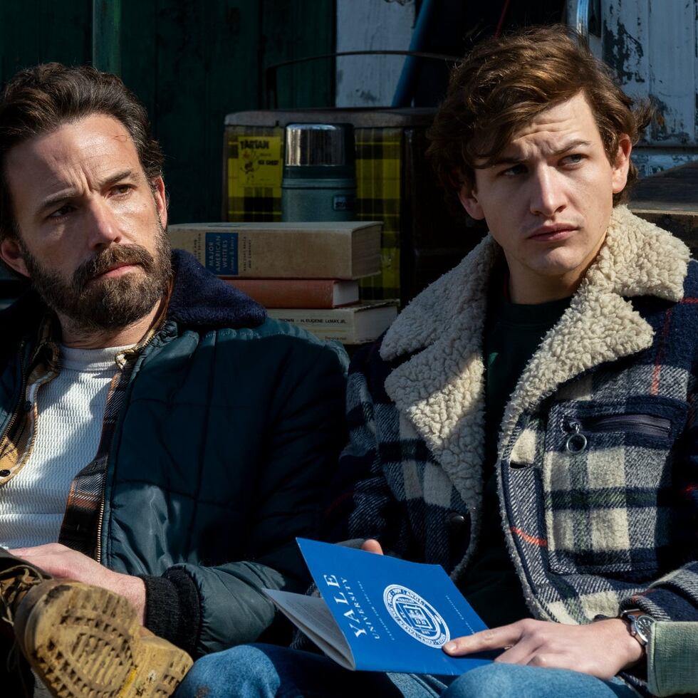 Ben Affleck y Tye Sheridan en una escena de la película "The Tender Bar".