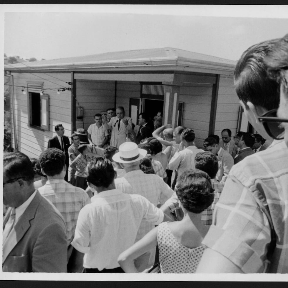 Luis Muñoz Marín se dirigió al público en la inauguración de la instalación eléctrica de una casa rural en Mayagüez. (Foto suministrada por el Proyecto de Digitalización de la Colección Periódico El Mundo, Universidad de Puerto Rico, Recinto de Río Piedra