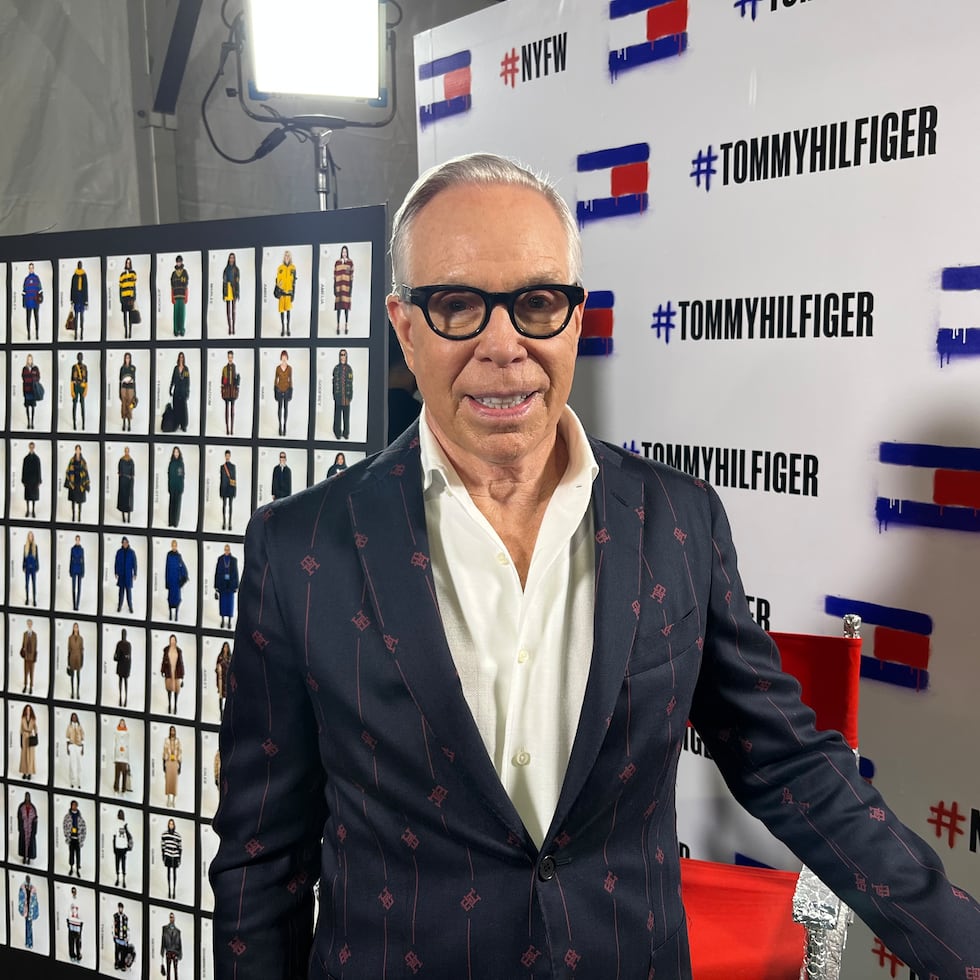 El diseñador Tommy Hilfiger posa previo al desfile de su colección ayer en Nueva York.