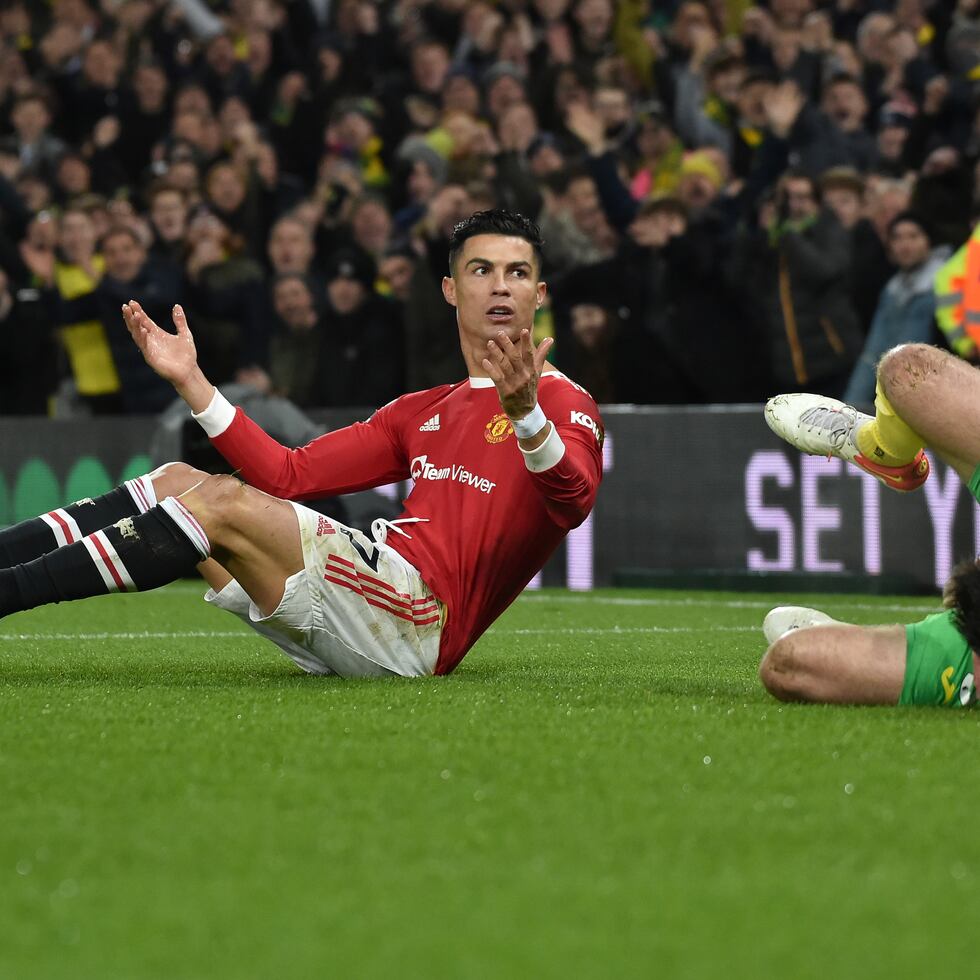 Cristiano Ronaldo (izquierda), del Manchester United, y Grant Hanley, del Norwich, durante el partido de la Liga Premier, el sábado.