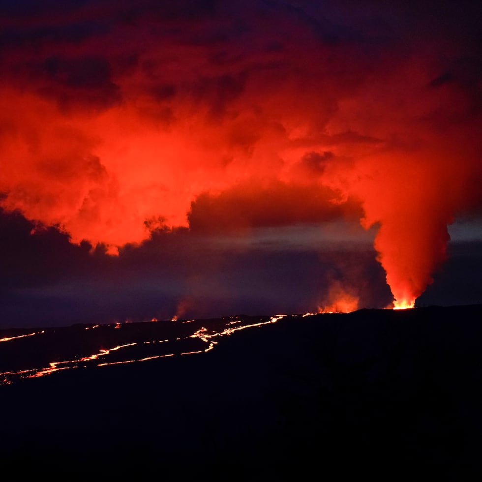 El volcán Mauna Loa es uno de cinco volcanes que conforman la Isla Grande de Hawaii.
