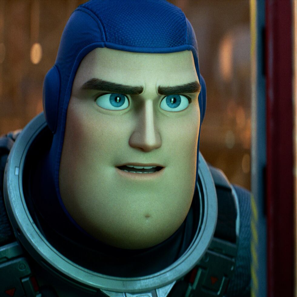 En esta imagen difundida por Disney/Pixar, el personaje de Buzz Lightyear en una escena de la cinta animada "Lightyear".