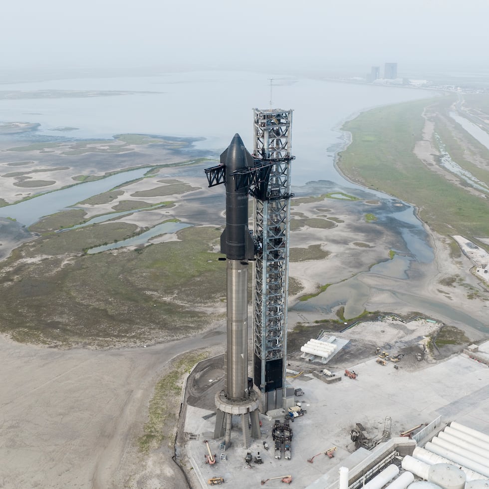 Foto sin fecha proporcionada por SpaceX que muestra el cohete Starship de la compañía en su sitio de lanzamiento en Boca Chica, Texas.