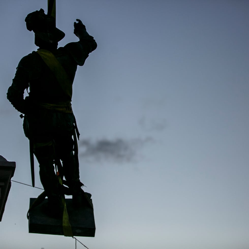 24 enero 2022. Plaza de San Jose. 

En el dia de hoy, la estatua de Juan Ponce De Leon fue derribada durante madrugada de hoy. Empleados del Municipio de San Juan, trabajaron durante la tarde para ubicar la estatua en su lugar en medio de protestas y enfrentamientos entre la policia y manifestantes. 

Xavier Garcia / Fotoperiodista