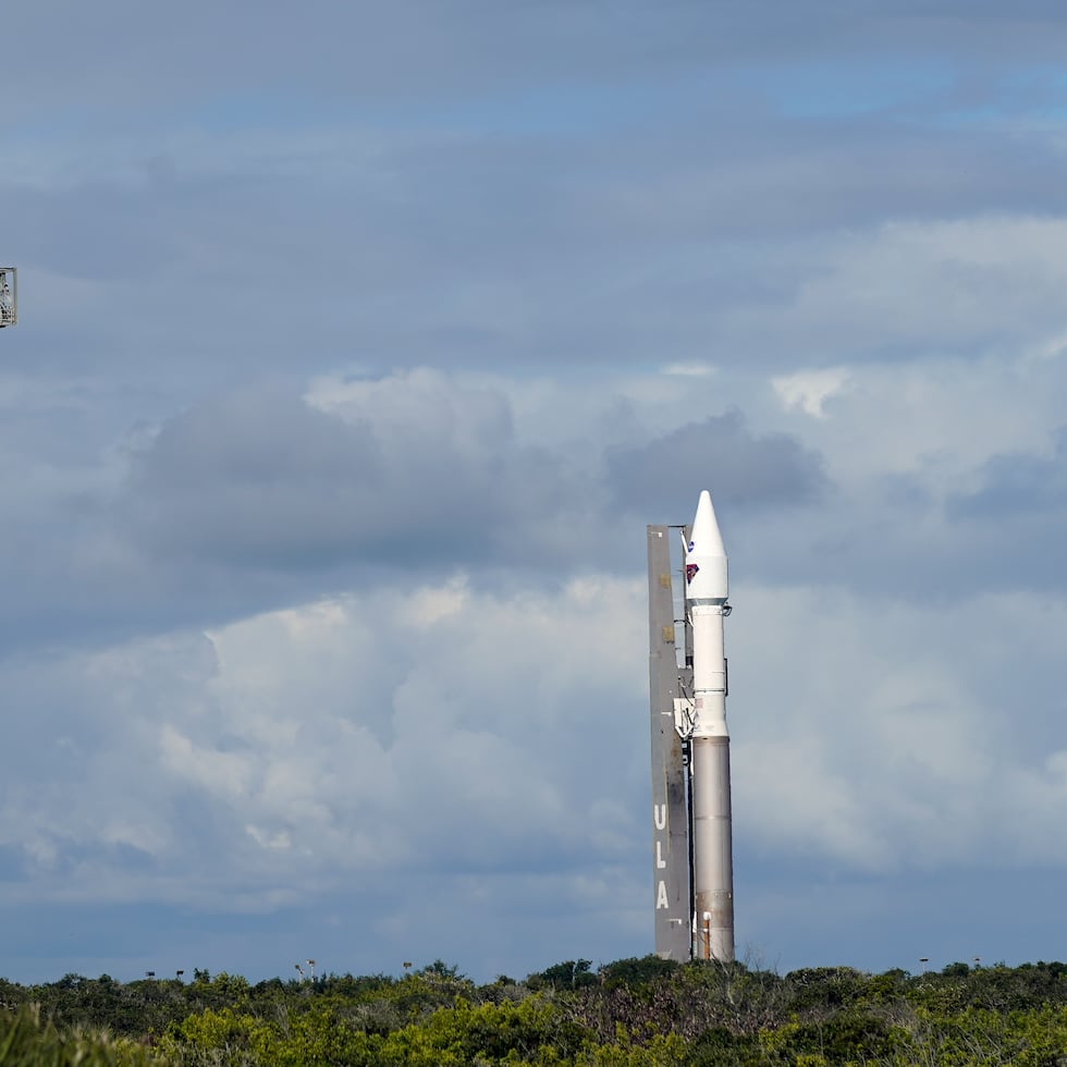 El cohete United Launch Alliance Atlas V con la sonda espacial Lucy en la plataforma de lanzamiento de la NASA en Cabo Cañaveral, Florida.