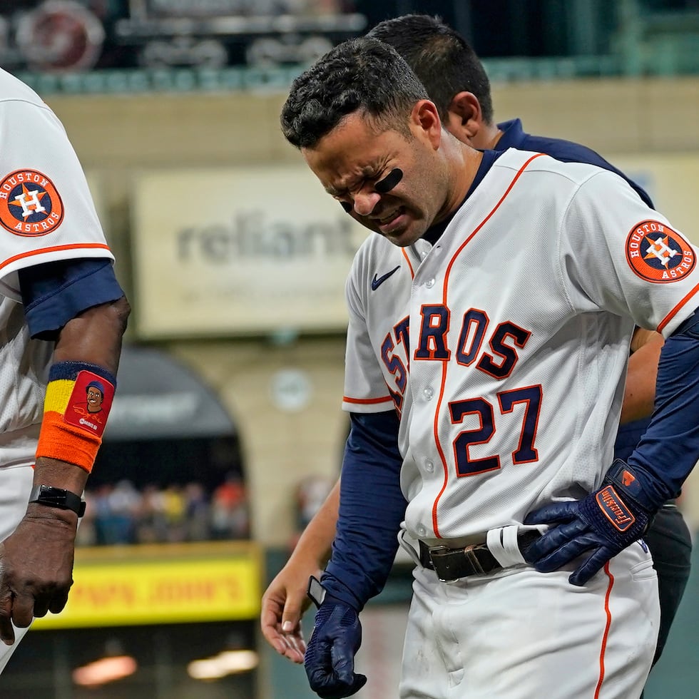 El venezolano Jose Altuve, de los Astros de Houston, se queja al abandonar el campo en el encuentro ante los Angels de Los Ángeles por una lesión.