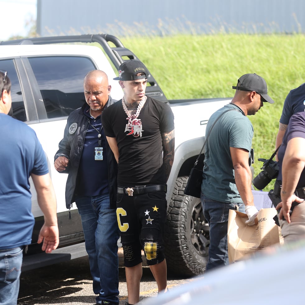 Raúl del Valle Robles, conocido como “Luar la L”, fue llevado hasta el su vehículo para presenciar el momento en que policías lo inspeccionaban.