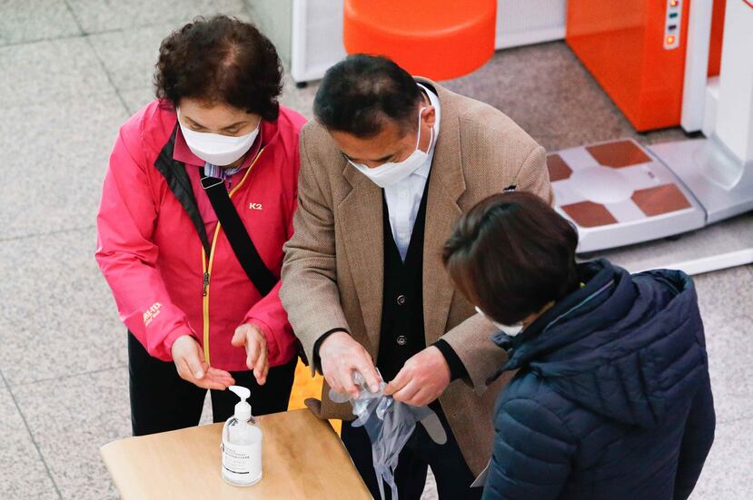 Las autoridades establecieron restricciones sanitarias para mantener la seguridad de los votantes durante el proceso. (EFE)