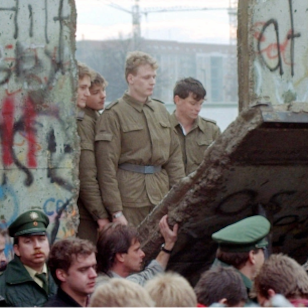 La caída del Muro de Berlín comenzó en la noche del jueves, 9 de noviembre de 1989. (Archivo)