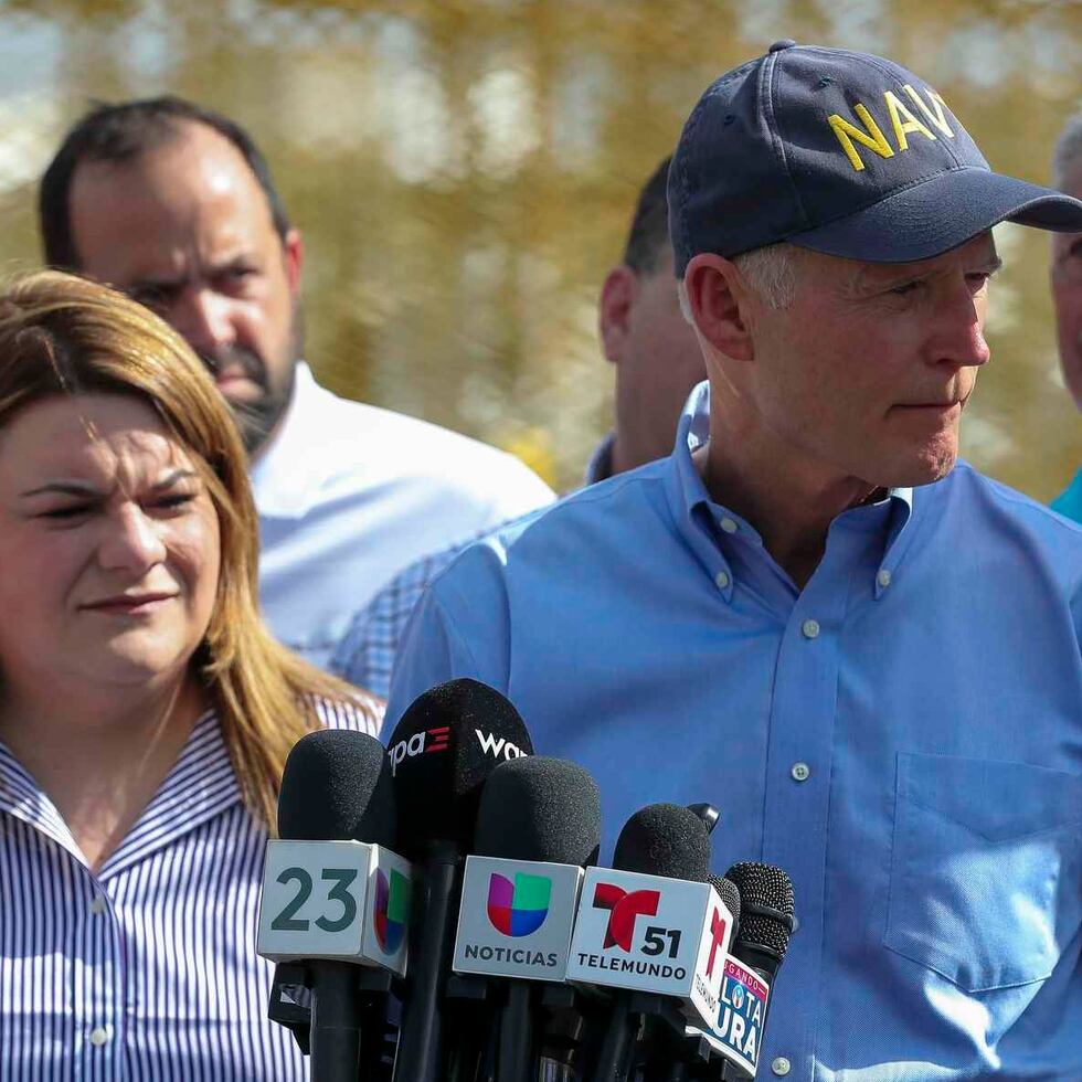 El senador Rick Scott, a la derecha, en una foto de archivo con la comisionada Jenniffer González.