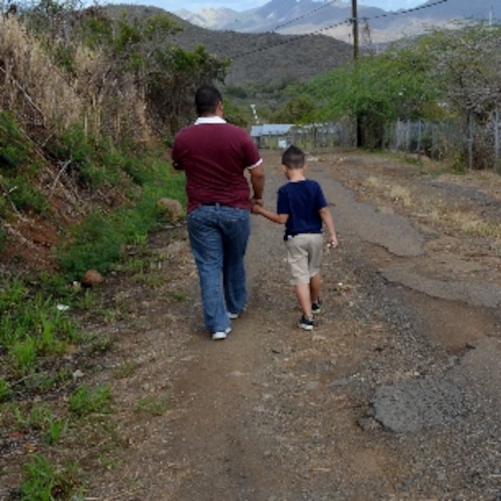 Las cenizas se colocaron para rellenar las vías públicas en Rancho Guayama hace más de 15 años, pero las partículas se han ido liberando ante el deterioro de las calles, sobre todo, luego del huracán María en 2017. (Archivo)