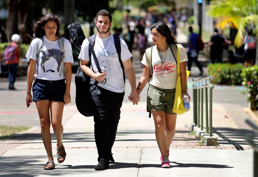 Los estudiantes Ángela Elliston, Omar De León y Coral Murphy en su primer día universitario.