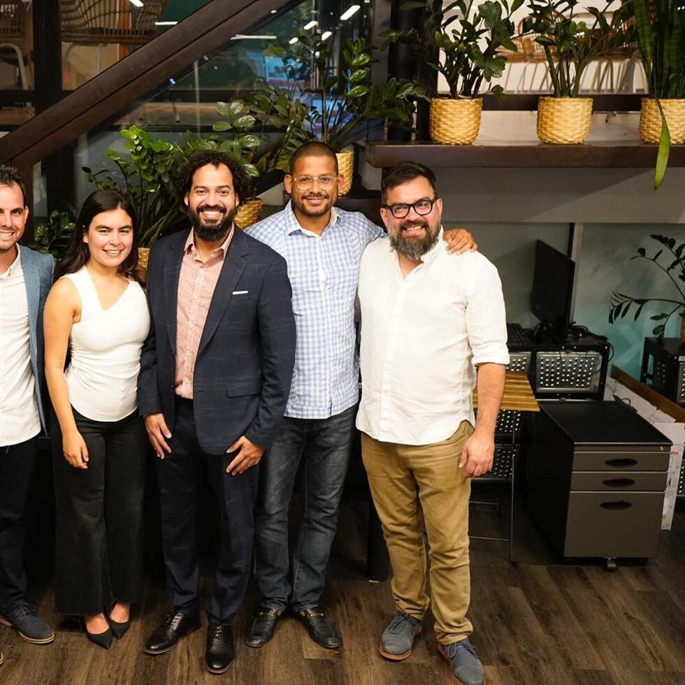 Desde la iquierda, Obeth Seguinot y Andrés Álvarez de ED Digital, Laura Tirado de UVA!, Néstor Guarien y Alan Taveras de Brands of Americas y PR E-Fulfillment Center, y Francisco Tirado de PRoduce!