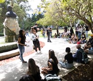 Profesores y estudiantes en la UPR en Cayey discuten en la plaza Agustín Stahl del campus las pobres condiciones laborales de los docentes sin plaza y cómo esa situación también afecta el progreso académico de los alumnos.