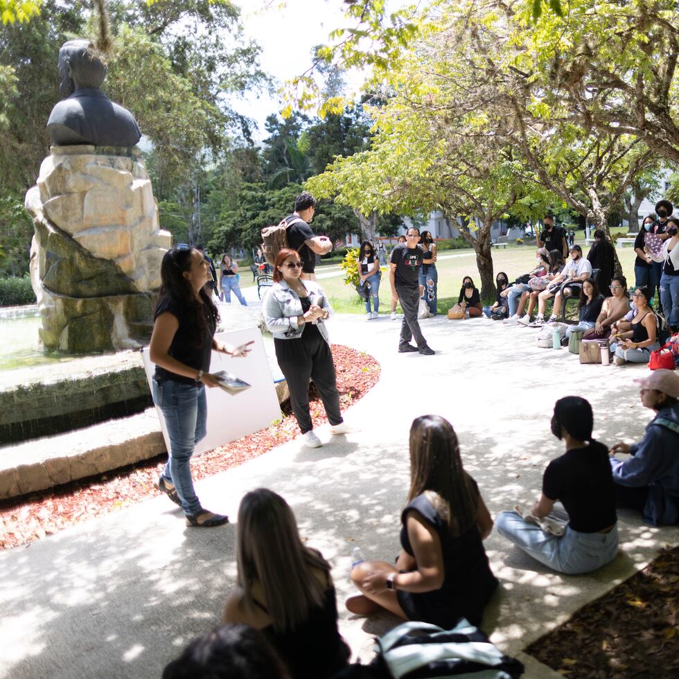 Profesores y estudiantes en la UPR en Cayey discuten en la plaza Agustín Stahl del campus las pobres condiciones laborales de los docentes sin plaza y cómo esa situación también afecta el progreso académico de los alumnos.