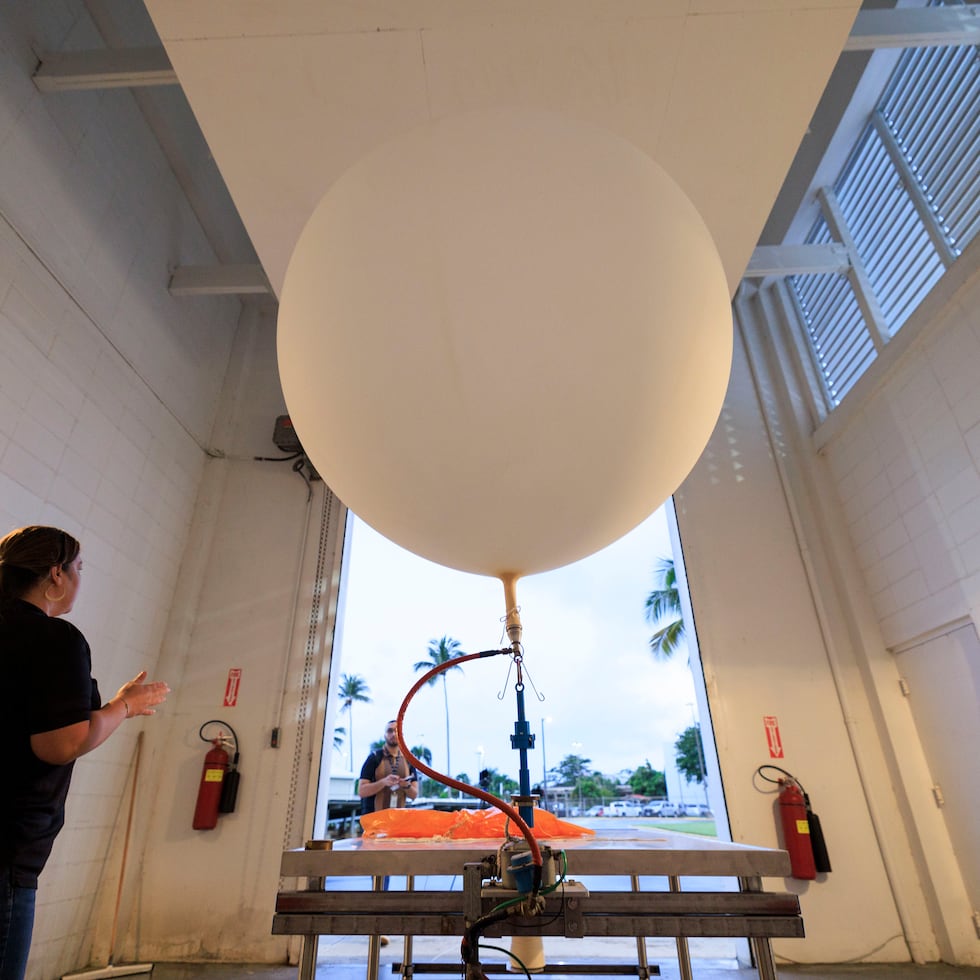 El globo es de látex y se infla con hidrógeno, aunque otras oficinas en Estados Unidos utilizan helio debido a que tienen altos niveles de estática que pueden encender el hidrógeno.