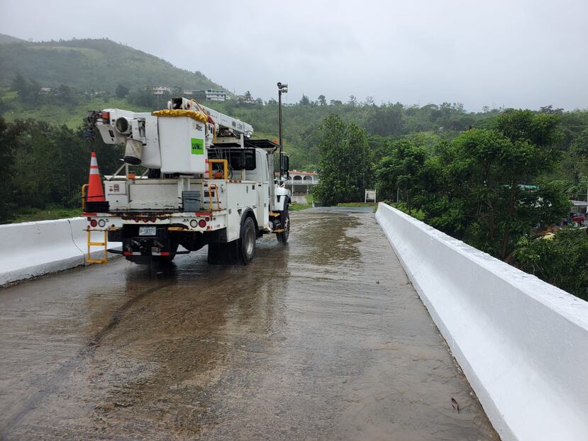 Un camión de LUMA se moviliza por un puente en Cayey.