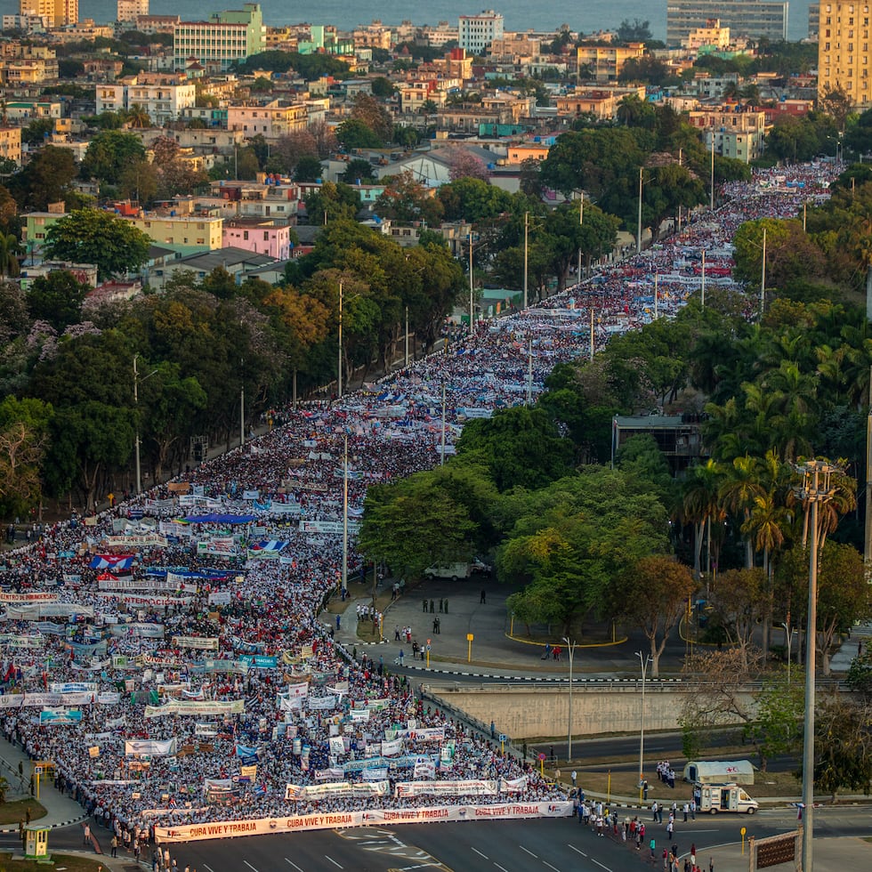 Miles de personas desfilan por una avenida durante la marcha del 1 de Mayo hacia la Plaza de la Revolución en La Habana, Cuba.