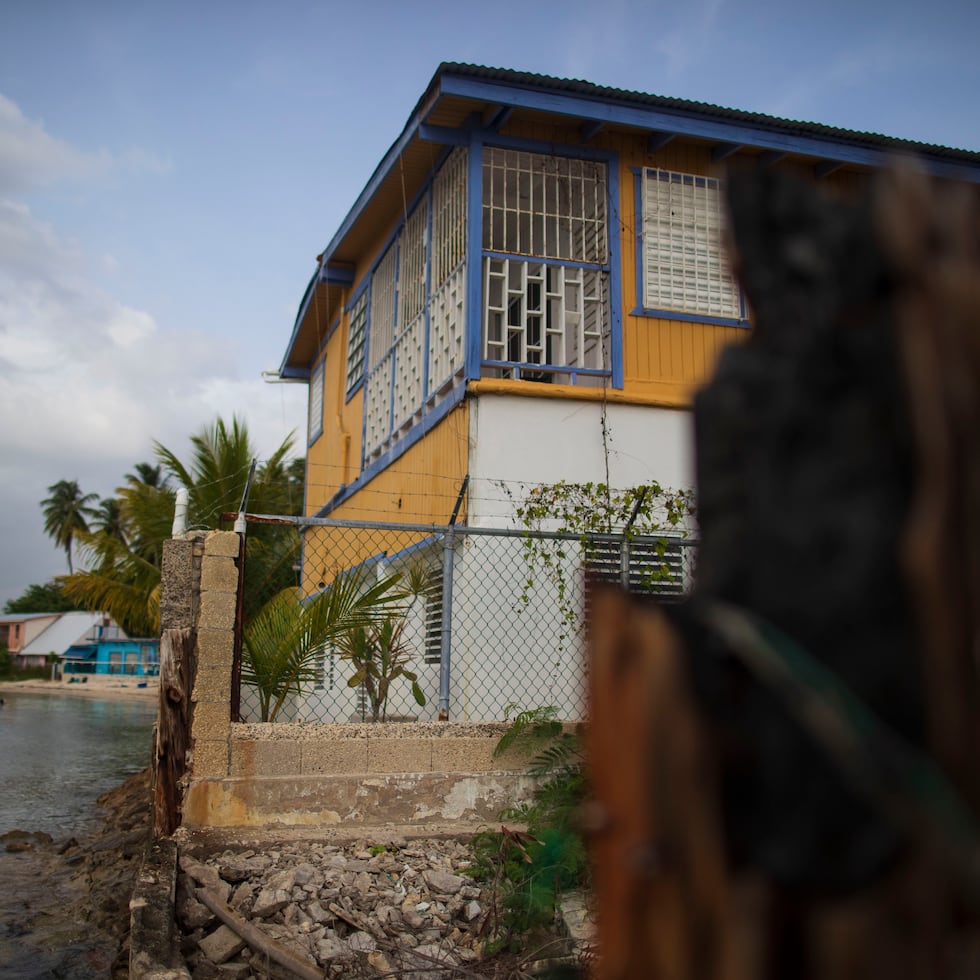 La casa de Guarionex Padilla, quien recuerda de niño cómo el patio de su casa era la playa, y hoy día el mar está tocando a su puerta en Cabo Rojo.
