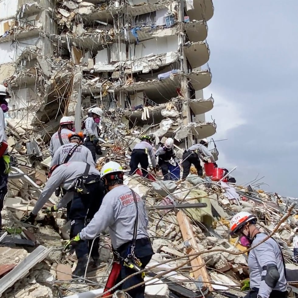 Rescatistas buscan a sobrevivientes entre los escombros del edificio Champlain Towers South, en Surfside, Florida.