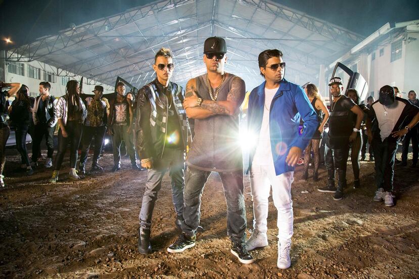 Plan B junto a Wisin en la grabación del video del tema Piquete en Colombia. (Suministrada)