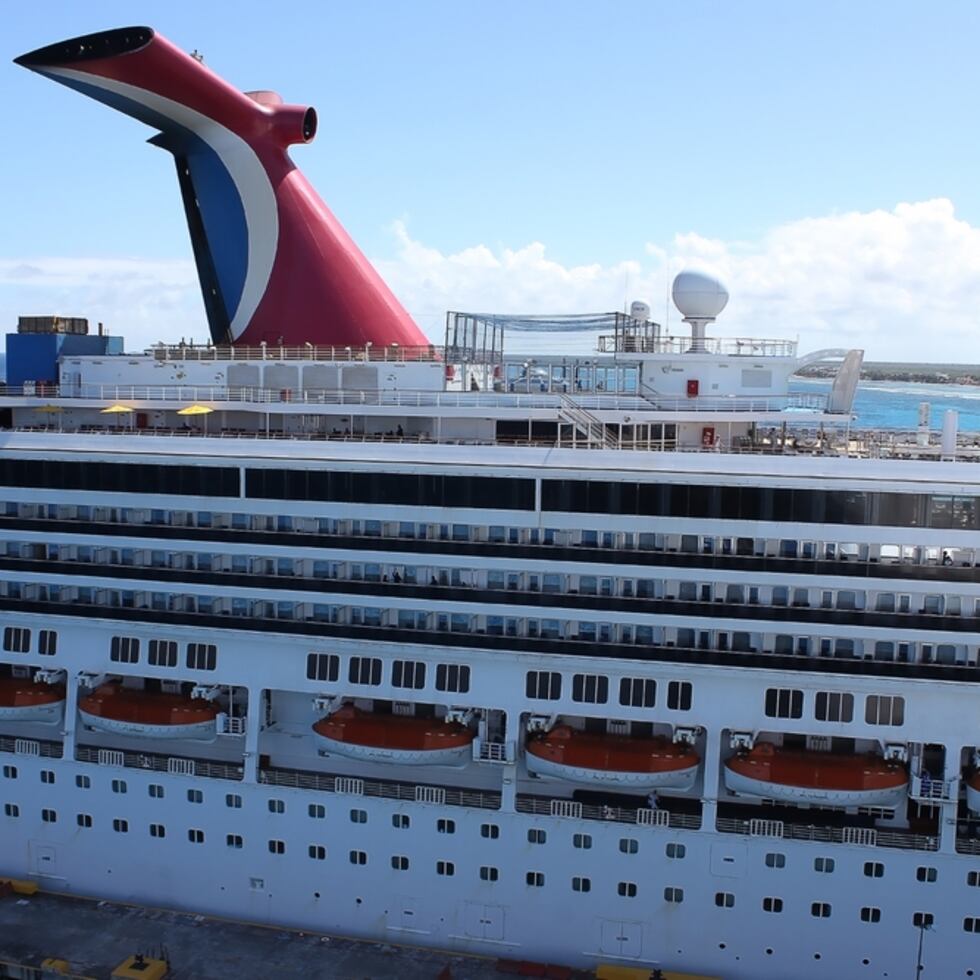 El hombre cayó del crucero Carnival Valor.