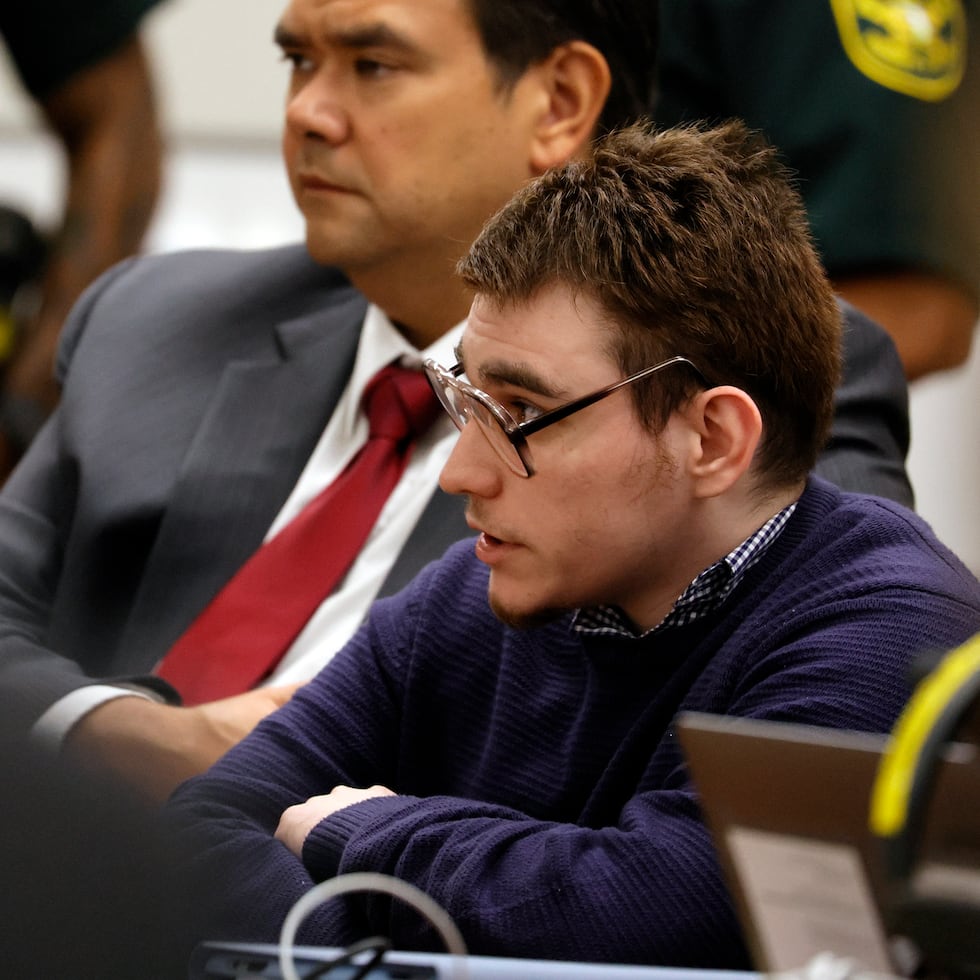 Nikolas Cruz mientras le dice al juez que puede ver y escuchar a un testigo que está dando su declaración de impacto en la víctima a través de un enlace de video durante la fase de penalización del juicio en el juzgado del condado de Broward en Fort Lauderdale.