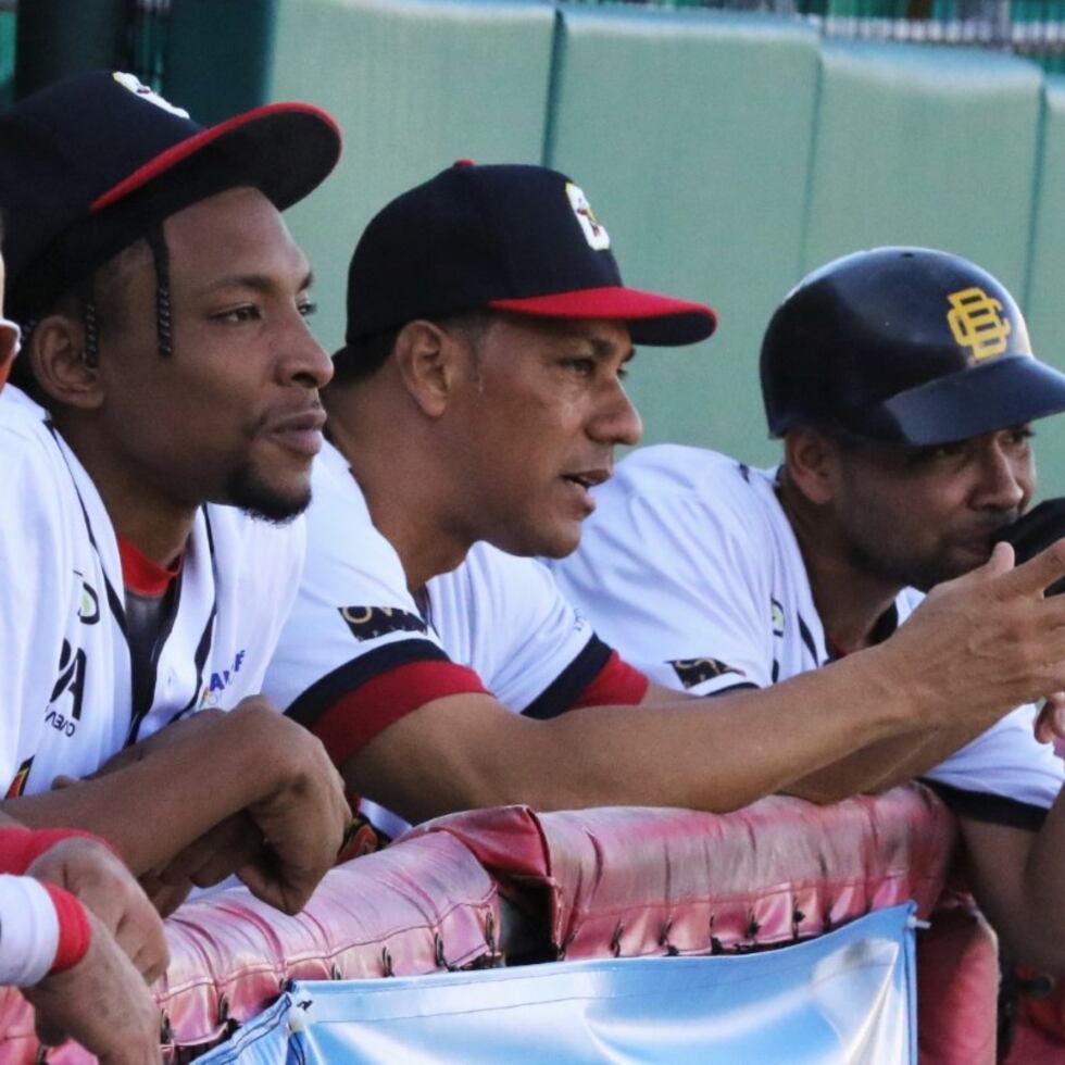 Juan "Igor" González, segundo desde la derecha en el dugout, tiene marca general de 26-4 desde que asumió la dirección de los Toritos de Cayey, luego de que arrancaran con 0-2.