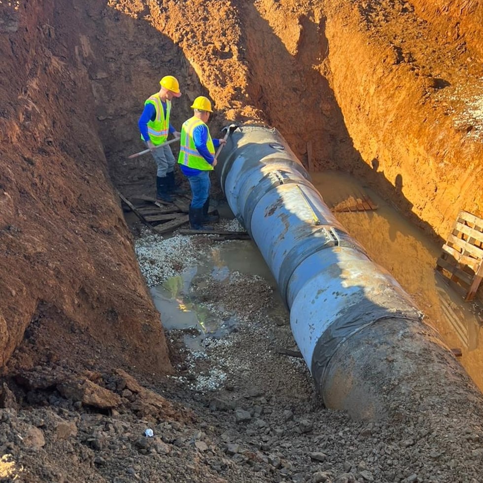 Foto suministrada por la AAA que muestra la reparación realizada el martes a la línea de aguas crudas que transcurre desde el Río Grande en Añasco hasta una planta de filtración en el barrio Miradero de Mayagüez.