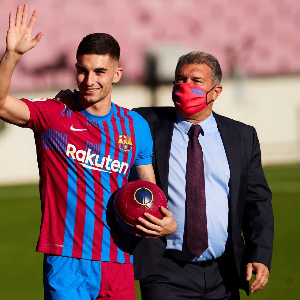 El presidente del Barcelona FC, Joan Laporta, aquí durante la presentación del jugador Ferrán Torres, dijo que la transacción es para fortalecer la base financiera del club.