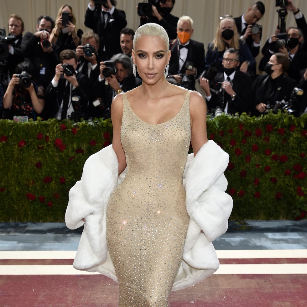 Kim Kardashian lució en la gala el vestido que Marilyn Monroe utilizó en el 1962 para cantarle "Happy Birthday" al presidente John F. Kennedy